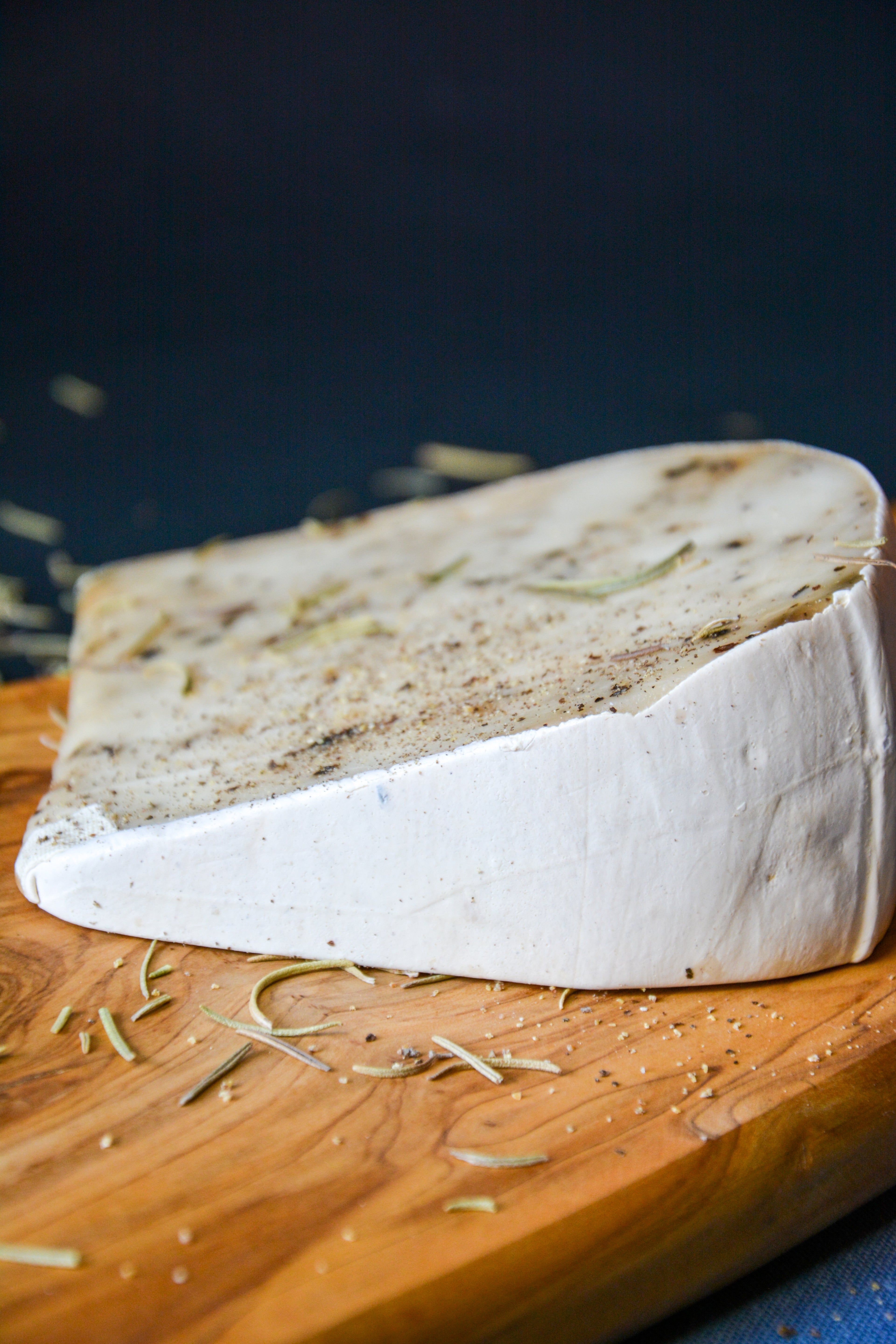 GOUDA PEYNİRİ KARABİBERLİ ( KEÇİ SÜTÜNDEN )