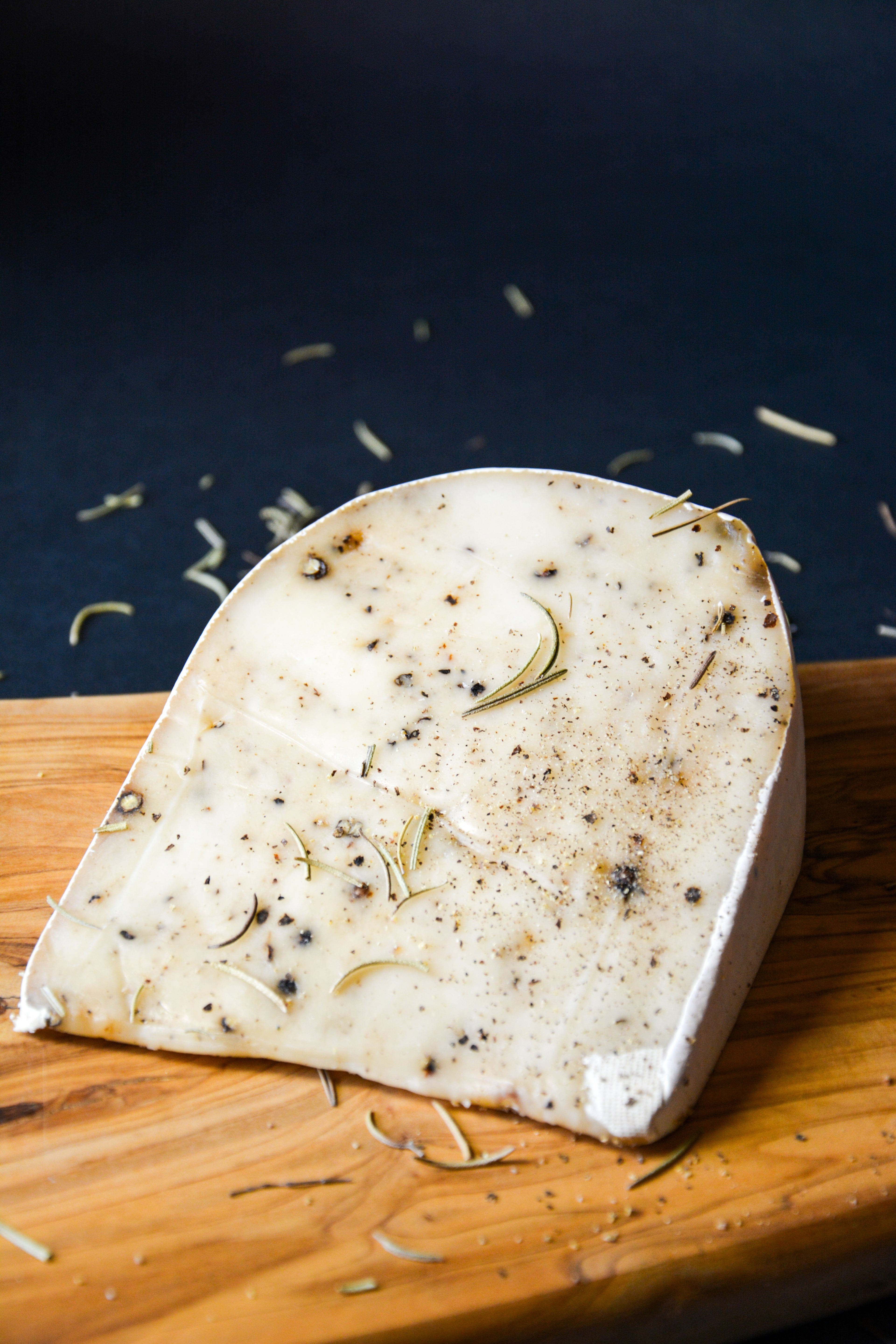 GOUDA PEYNİRİ KARABİBERLİ ( KEÇİ SÜTÜNDEN )