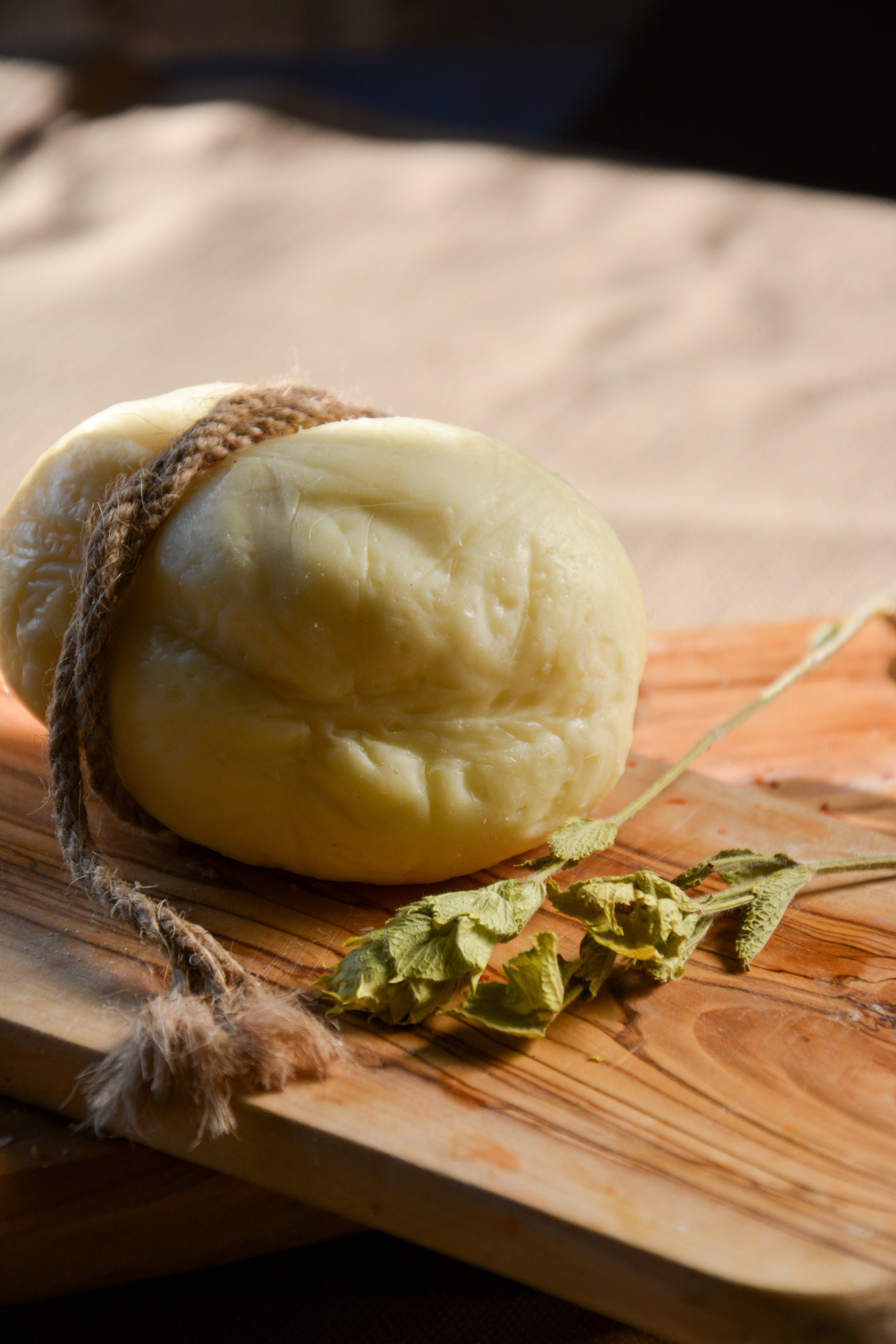 SCAMORZA PEYNİRİ ( MANDA SÜTÜNDEN )